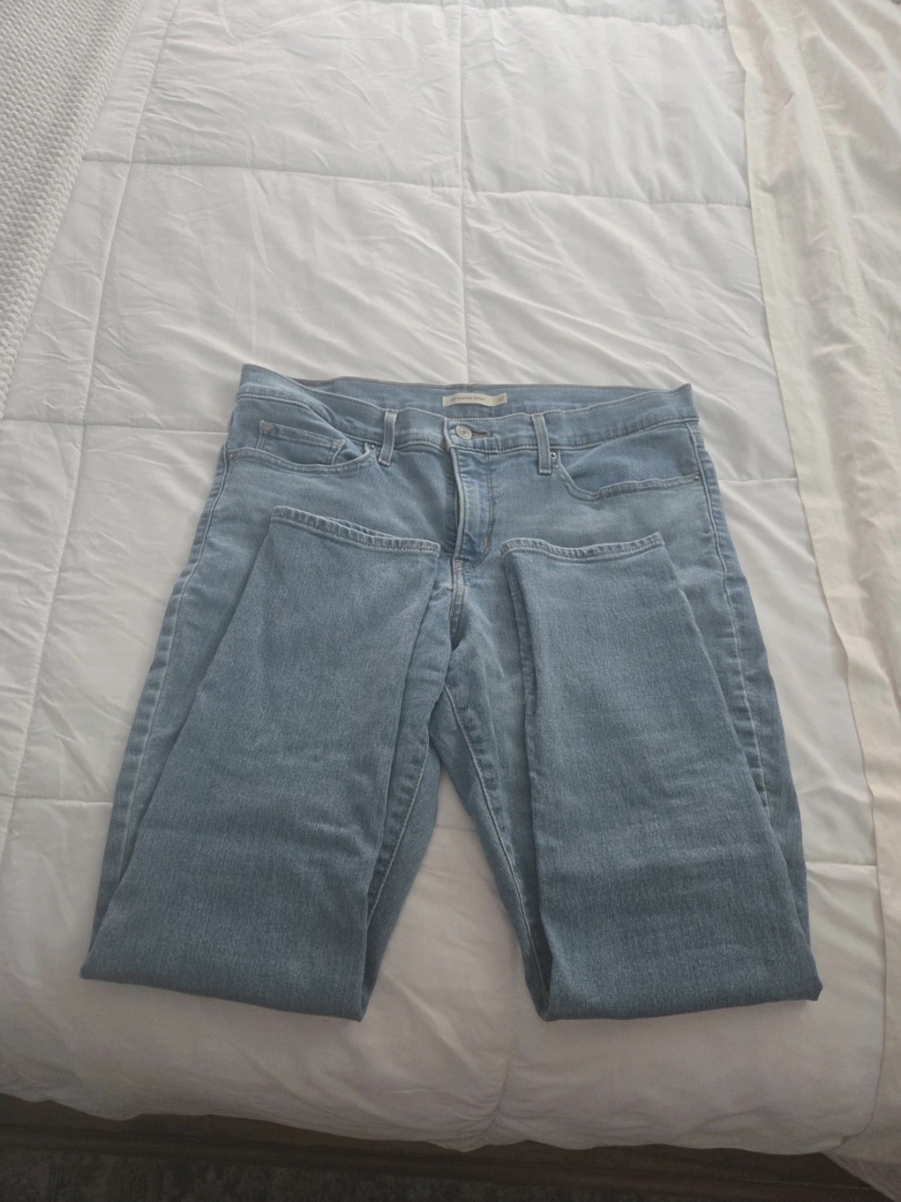 Levi's Women’s Light Blue High-Rise Jeans - Picture 2 of 9